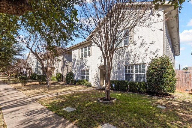 view of front of home featuring a front lawn