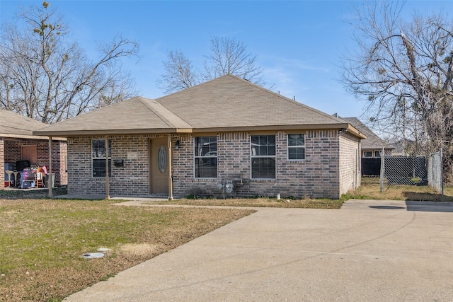 single story home featuring a front lawn