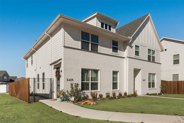 view of front of home featuring a front yard