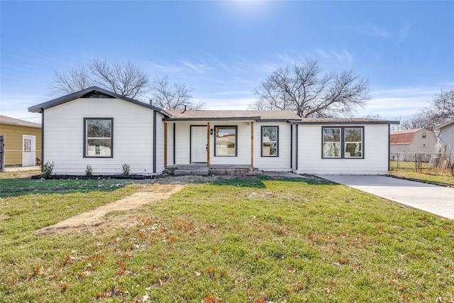 ranch-style house featuring a front lawn