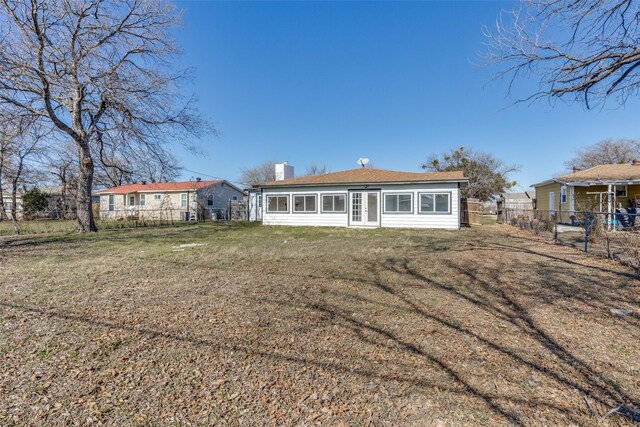 back of house featuring a lawn