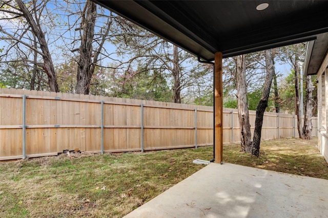 view of yard featuring a patio area