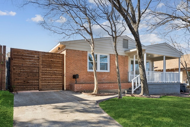 view of front of property featuring a front lawn and covered porch