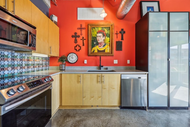 kitchen with sink, decorative backsplash, hanging light fixtures, and stainless steel appliances