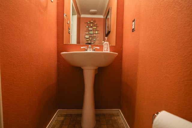 bathroom featuring crown molding