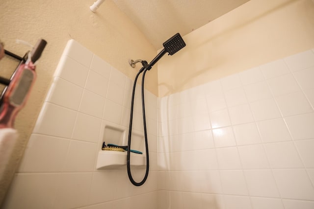 room details featuring a tile shower