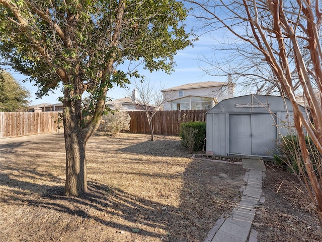 view of yard featuring a shed