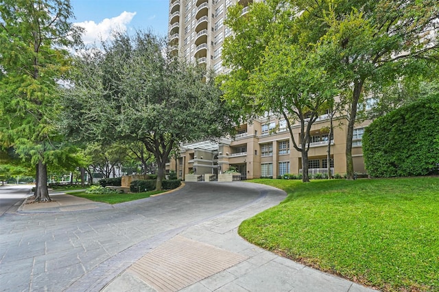 view of home's community featuring a yard