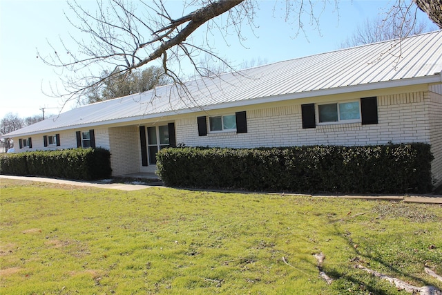 ranch-style house featuring a front lawn