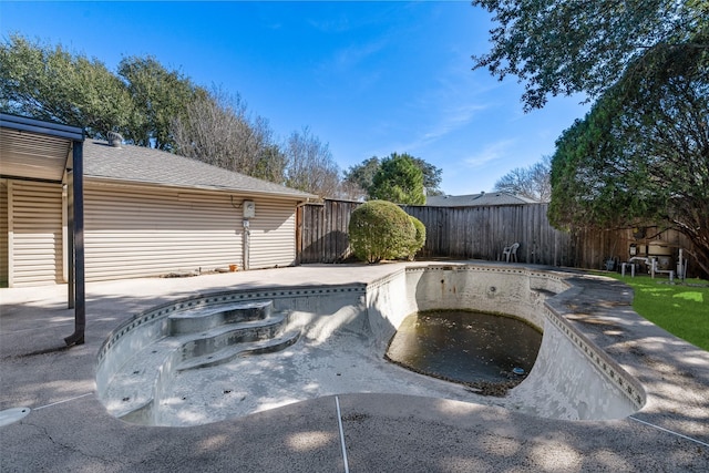 view of swimming pool