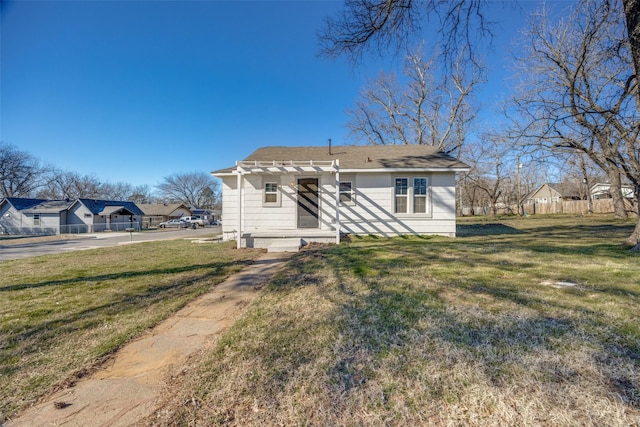 view of front of property featuring a front yard