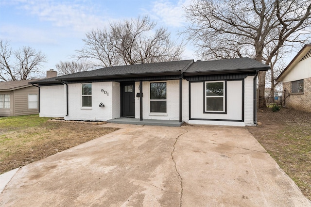 view of front of property with a front yard