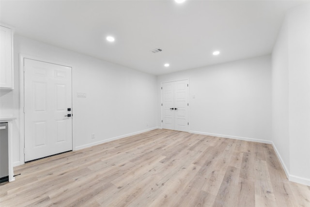 unfurnished room featuring light wood-style flooring, visible vents, baseboards, and recessed lighting