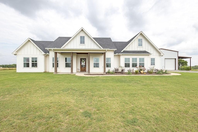 view of front of property featuring a front lawn