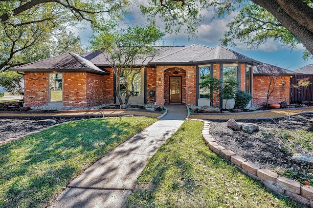 single story home with a front lawn