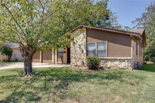 view of front facade with a garage and a front yard