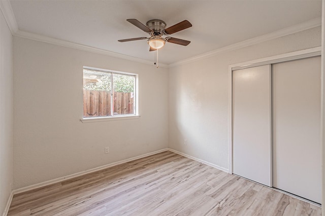 unfurnished bedroom with light wood-type flooring, a closet, ceiling fan, and ornamental molding