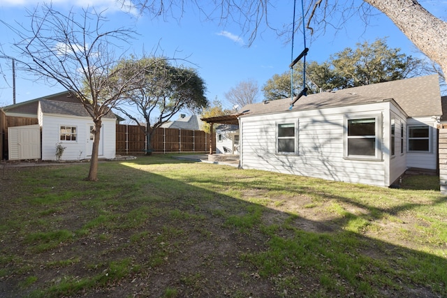 view of yard with an outbuilding