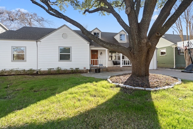 view of front of home featuring a front lawn