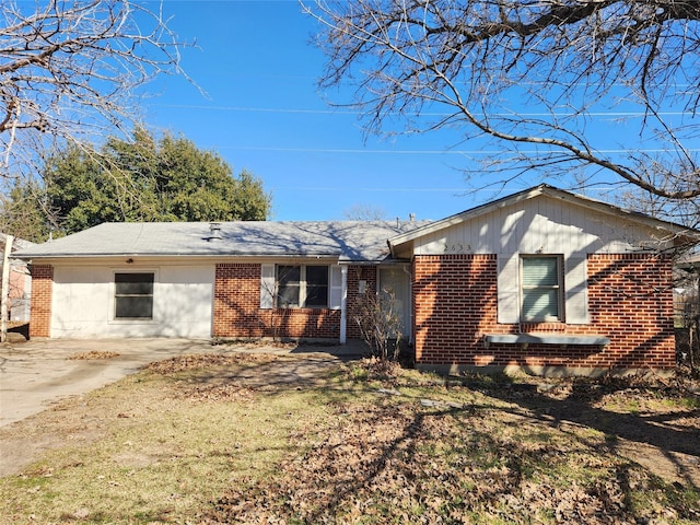 view of front of property featuring a front lawn