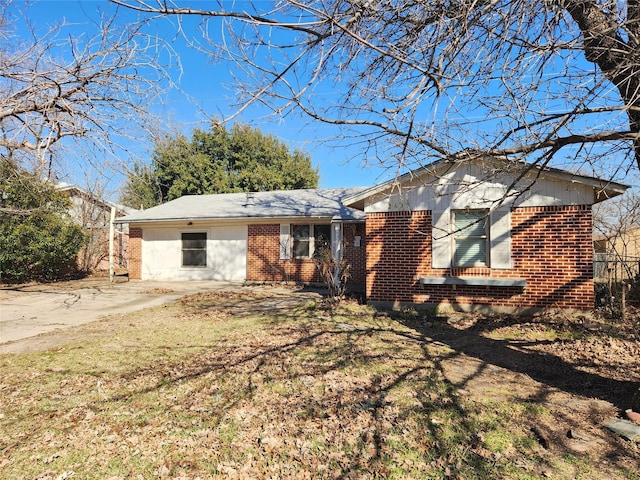 single story home with a front lawn