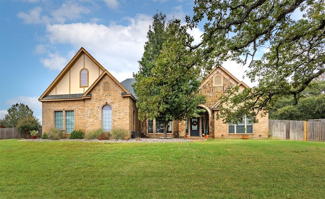 view of front facade featuring a front yard