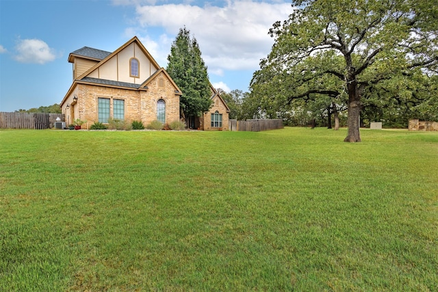 view of front of property featuring a front yard