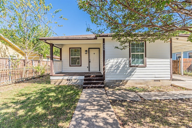 view of front of property featuring a front lawn and a porch