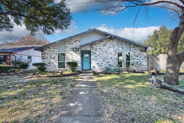 view of front of home featuring a front yard