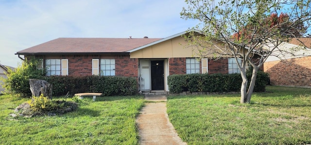 view of front of home featuring a front yard