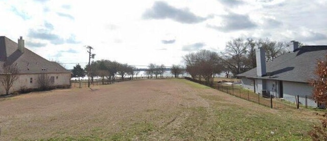 Listing photo 3 for 107 Lakeshore Dr, Waxahachie TX 75165