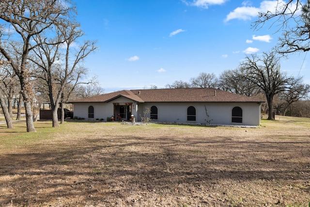 view of front of home featuring a front lawn