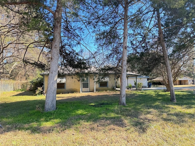 view of front facade featuring a front yard