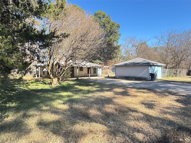 view of front of home featuring an outdoor structure, a garage, and a front lawn