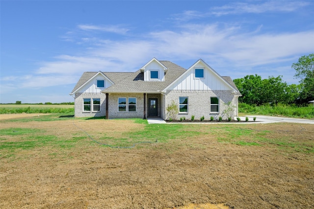 view of front facade with a front lawn