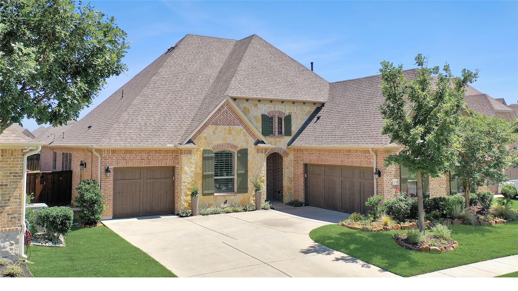 view of front of house featuring a front yard