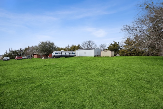 view of yard with an outdoor structure