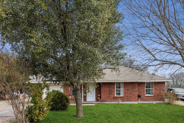 view of front of home featuring a front lawn