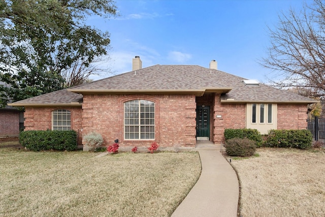 ranch-style home featuring a front lawn