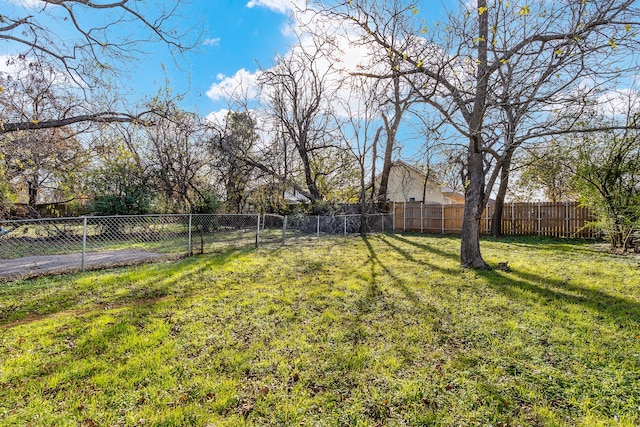 view of yard featuring a fenced backyard