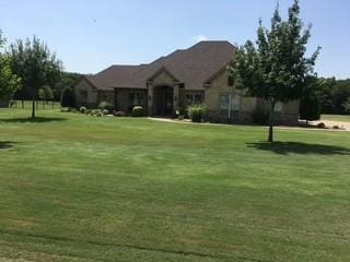 view of front facade with a front yard