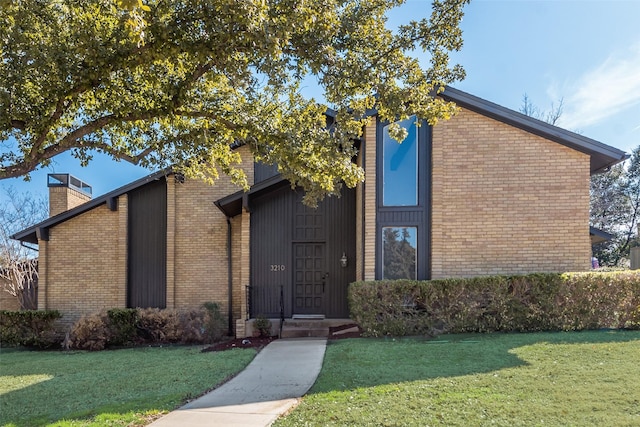 view of front of house featuring a front yard