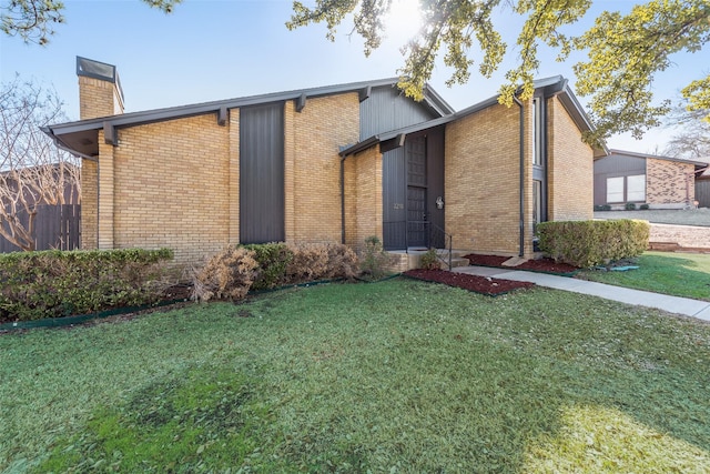 view of front of home featuring a front yard