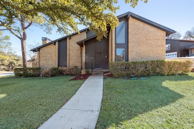 view of front facade featuring a garage and a front lawn