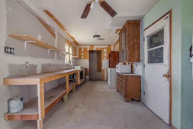 kitchen featuring ceiling fan and washing machine and clothes dryer