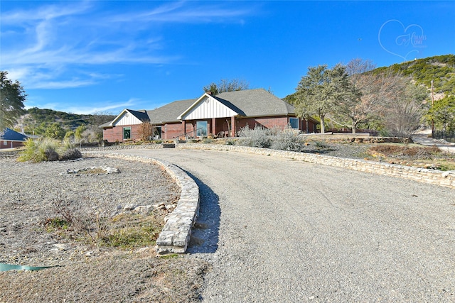 single story home featuring a mountain view