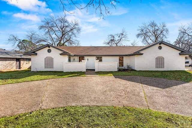 single story home featuring a front lawn