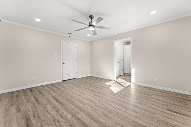 empty room featuring crown molding, light hardwood / wood-style floors, and ceiling fan