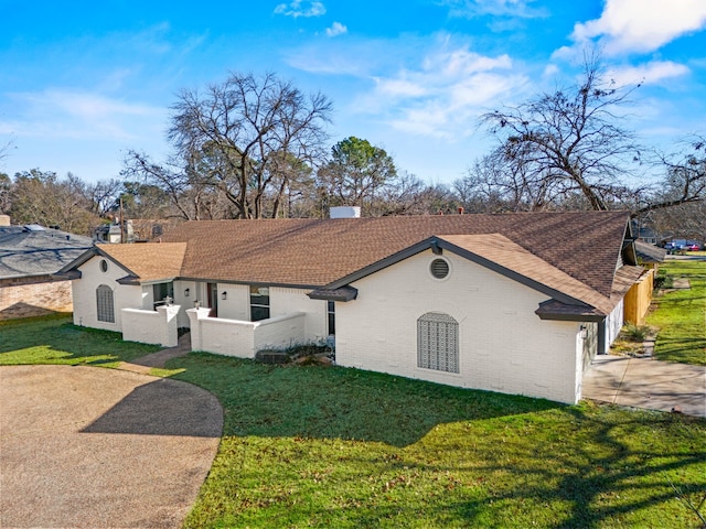 view of front of house with a front lawn