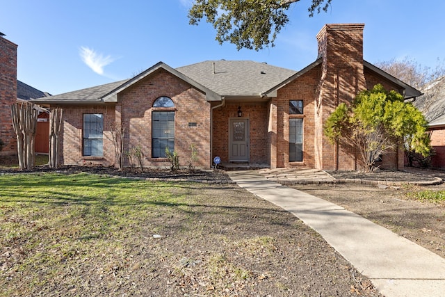 view of front facade featuring a front yard